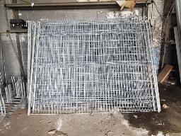 Environ 25 cl&ocirc;tures de chantier avec pattes
