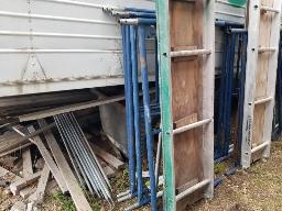 2 Ensembles d'&eacute;chafaudage 5'x5' et 4 croisillons, plateforme 10'