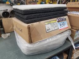 5 tampons rouges 12" x 18" + 1 blanc 12" x 18" + 3 noirs 12" x 18" + absorbant en tissu pour huile