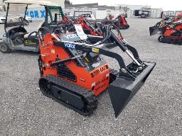 2026-Chargeuse compacte 380  sur chenille &agrave; essence / Skid Steer Loader380 marque VORX, mod&egrave;le NL380, masse 890 KG, NIV 2606223A0015.