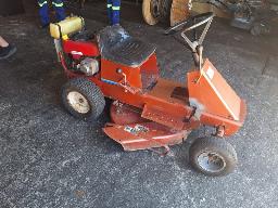 Ride On Lawn Mower with New Briggs & Strattion Engine (Working)