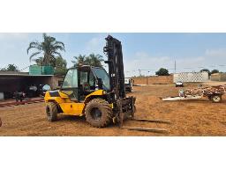 Manitou 7 Ton All Terrain Forklift with Side Shift , 2 Stage (Working)