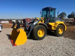 2010 Bell L100 4E Front End Loader with Bucket & Fork Attachment (Working)