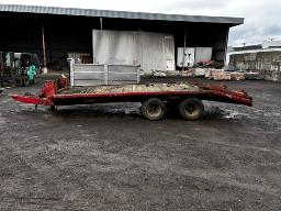 LEVIS: 20' flatbed trailer with ramps