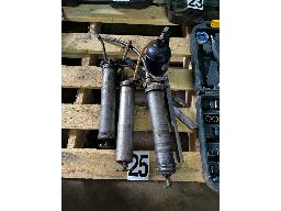 LOT DE 3 PISTOLETS À GRAISSE MANUEL ET 1 HUILEUR 