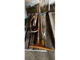 LOT D'UNE GRATTE 2 FOURCHES À 3 DENTS ET 2 ANTI-RUADE