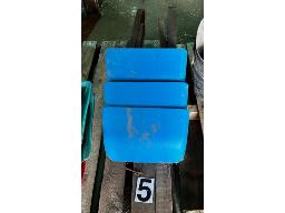 LOT DE 3 PLATS BLEUS À MINERAL AVEC SUPPORT