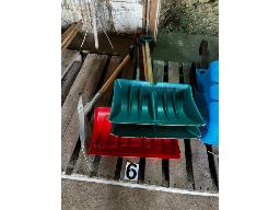 LOT DE 3 PELLES DE PLASTIC ET 1 PELLE ALUMINIUM