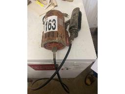 1 BROSSE ELECTRIQUE POUR VACHE