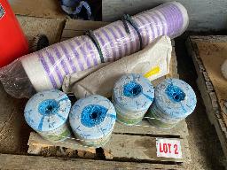 2 ballots de corde (12000, 180 lbs), 1 filet à balles rondes, restant de plastique