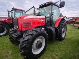 Tracteur MF #6485 Dynashift (2004), moteur Sisu, pneus arr. 480/80R42, extensions de flasher pour roues doubles, 6697 h  IMMATRICULÉ