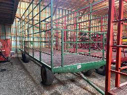 1 voiture à lance-balles en acier 8’x24’ sur wagon 6 roues Normand (verte) IMMATRICULÉE