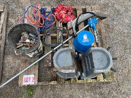 V&ecirc;leuse, 2 licous, raccords de tuyauterie &agrave; eau, 3 chaudi&egrave;res &agrave; t&eacute;tines, num&eacute;ros de cou