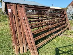 10 barri&egrave;res &agrave; bovins solides d'env. 6'x18'
