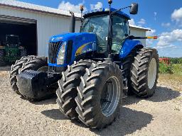 Tracteur NH T8020 (2009), 4x4, cabine de luxe, transm. Power Shift 19 vitesses, 50 km, sans ur&eacute;e, suspension avant, PTO 1000 trs et 540 trs, essieux avant HD, 1411 heures, 200 hp au pto IMMATRICUL&Eacute;