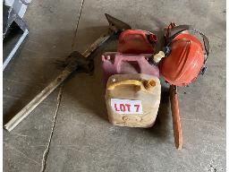 Scie &agrave; cha&icirc;ne d&eacute;fectueuse, casque et canisses 