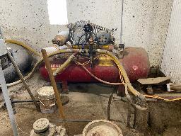 Compresseur d'&eacute;vacuair avec 2 r&eacute;servoirs &agrave; air