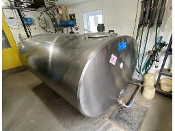 R&eacute;servoir &agrave; lait DeLaval New Century de 800 gal (l'acheteur doit d&eacute;monter et remonter le mur)