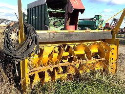 Souffleur &agrave; neige industriel Sicard, tambour rotatif, 2 vis dentel&eacute;es avec crampons neufs, sub-frame et transfert case 