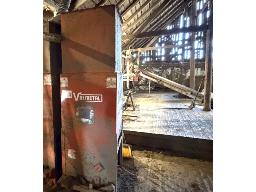 R&eacute;serve &agrave; grain ValMetal avec vis de d&eacute;chargement flexible d'env. 16' avec moteur