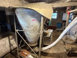 R&eacute;serve &agrave; grain en plastique avec 2 vis flexibles de d&eacute;chargement d'env. 50' chacune avec moteurs