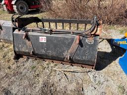 Fourche &agrave; fumier de 68 pouces avec grappin, attache Alo 