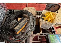 Kit pour cl&ocirc;ture : Batterie Gallager M300, 3 caisses de crampes, broche &eacute;lectrique et broche piquante